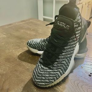 Lebron 16 Oreo